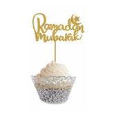 Cupcake met witte frosting in zilveren wrapper en Ramadan Cupcake Topper goud